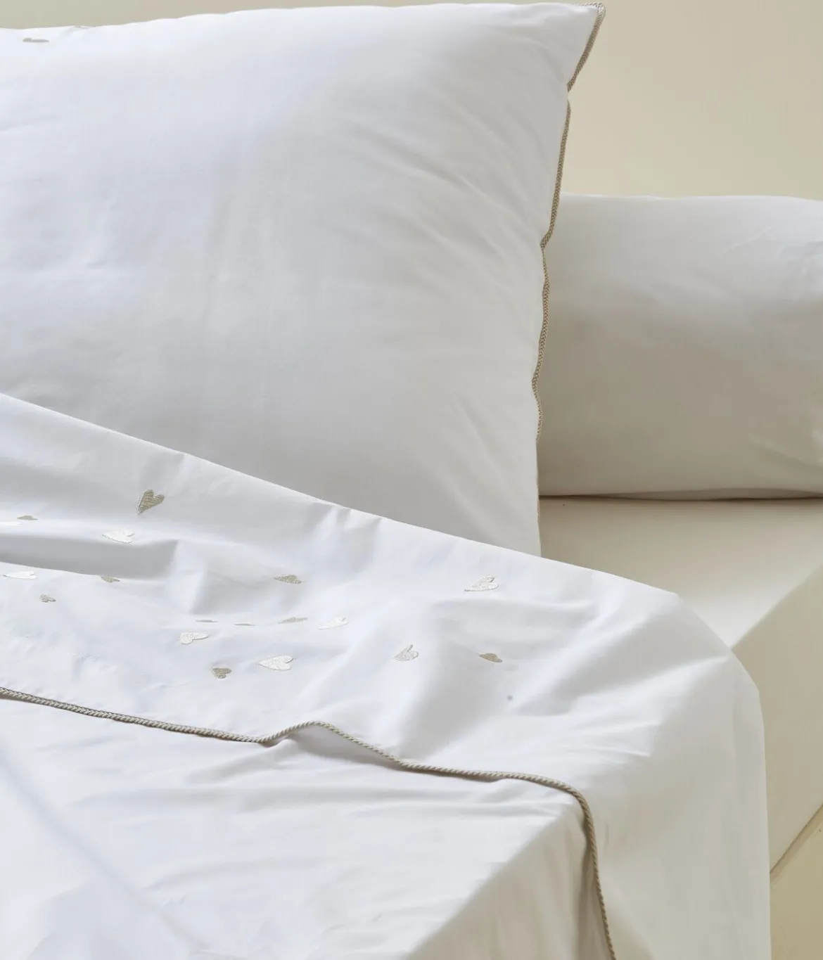 Drap brodé Jolis Coeurs