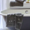 Drap de bain brodé Rdv au sommet gris