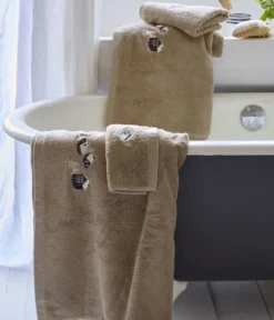 Drap de douche brodé Au coeur de la vallée taupe