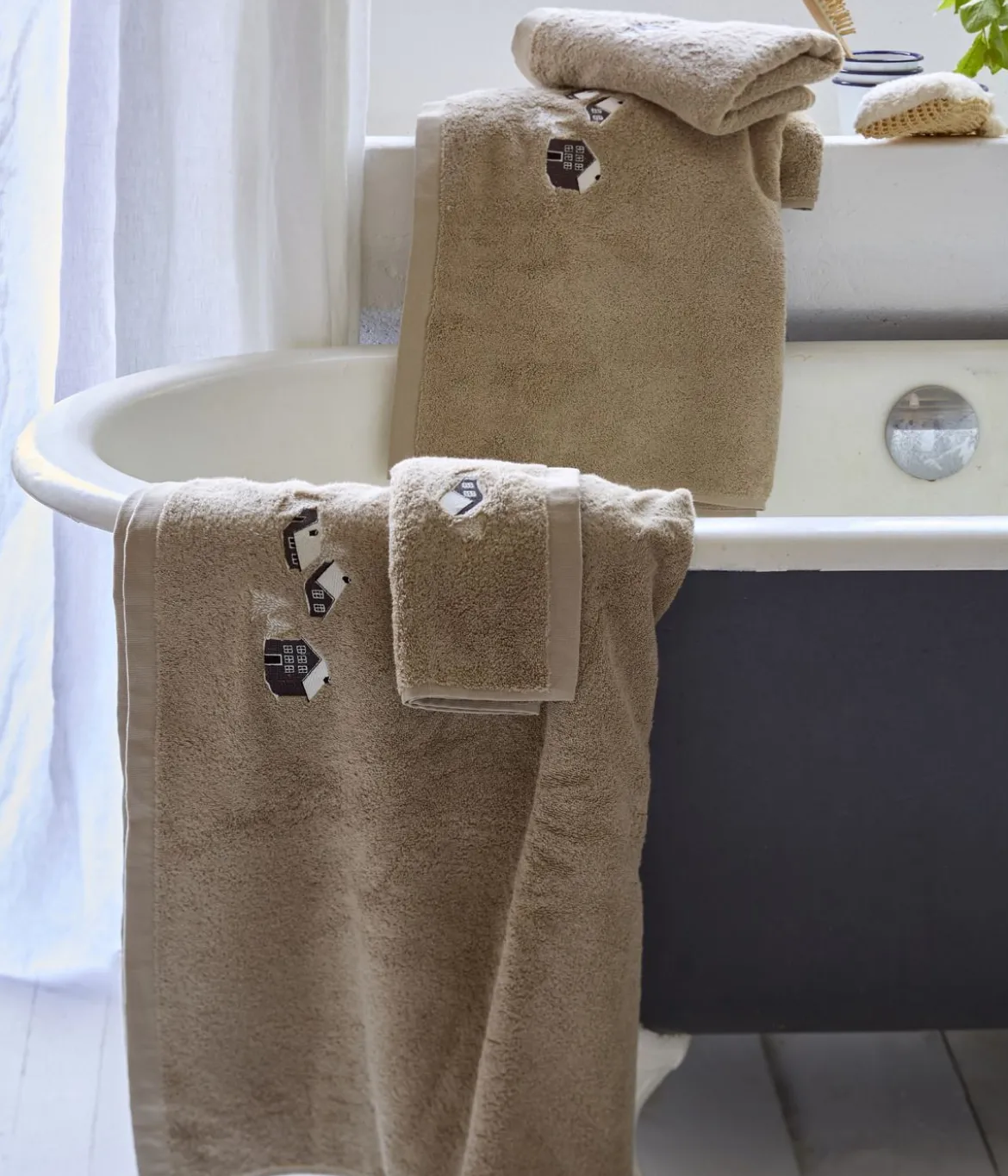 Drap de douche brodé Au coeur de la vallée taupe