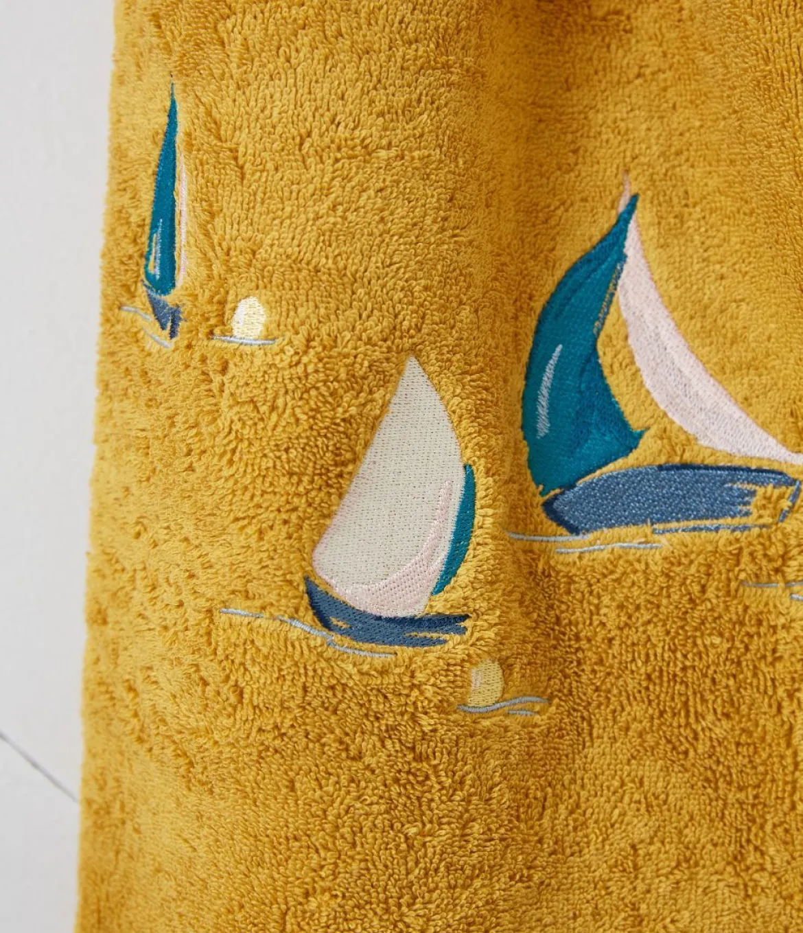 Serviette brodée Au large miel