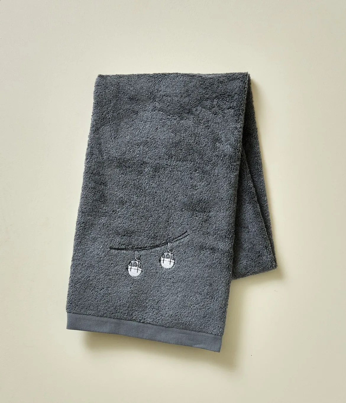 Serviette brodée Rdv au sommet gris