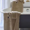 Serviette invité brodée Au coeur de la vallée taupe