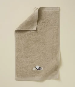 Serviette invité brodée Au coeur de la vallée taupe