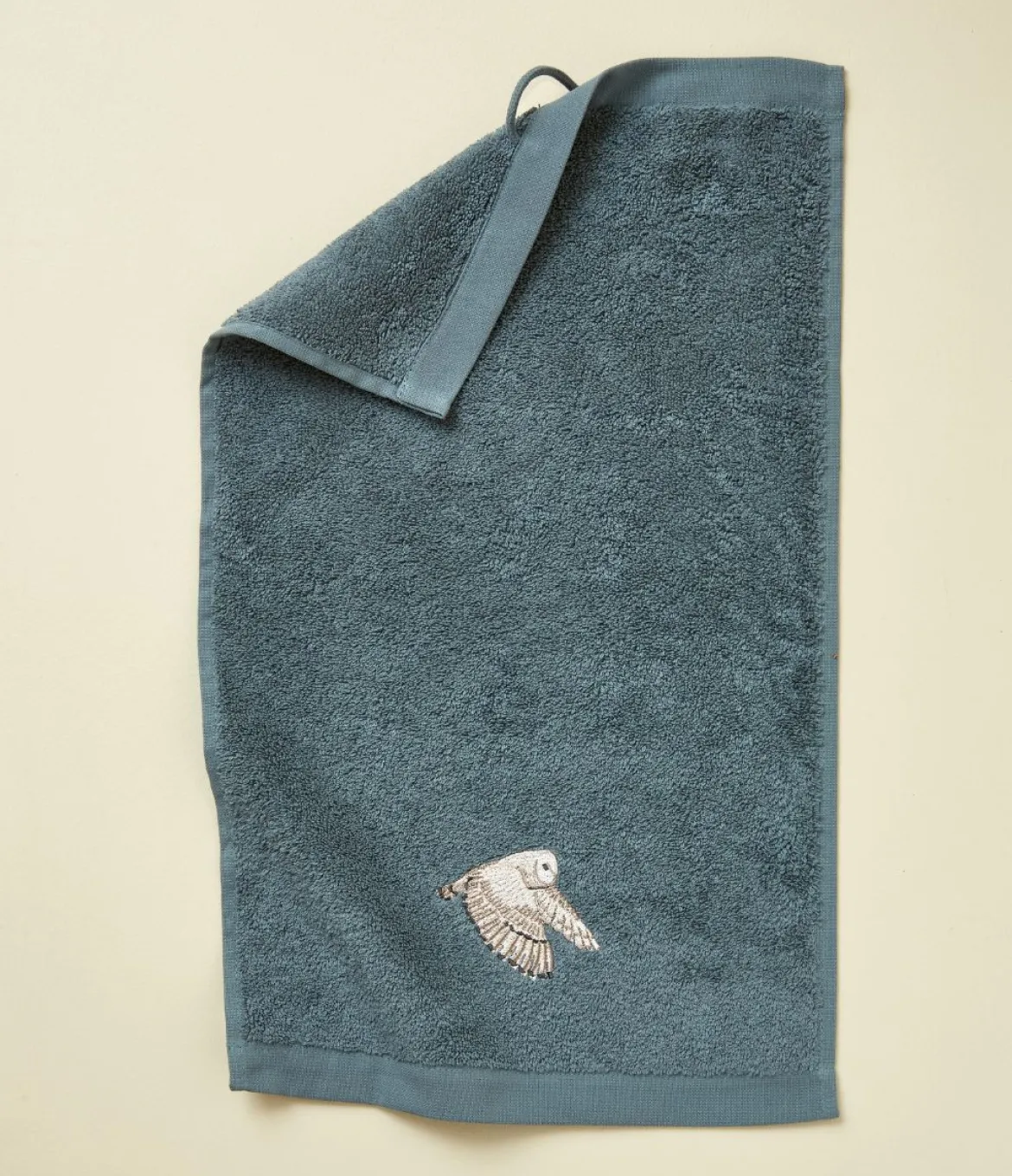 Serviette invité brodée 30x50 L'envol bleu fumé