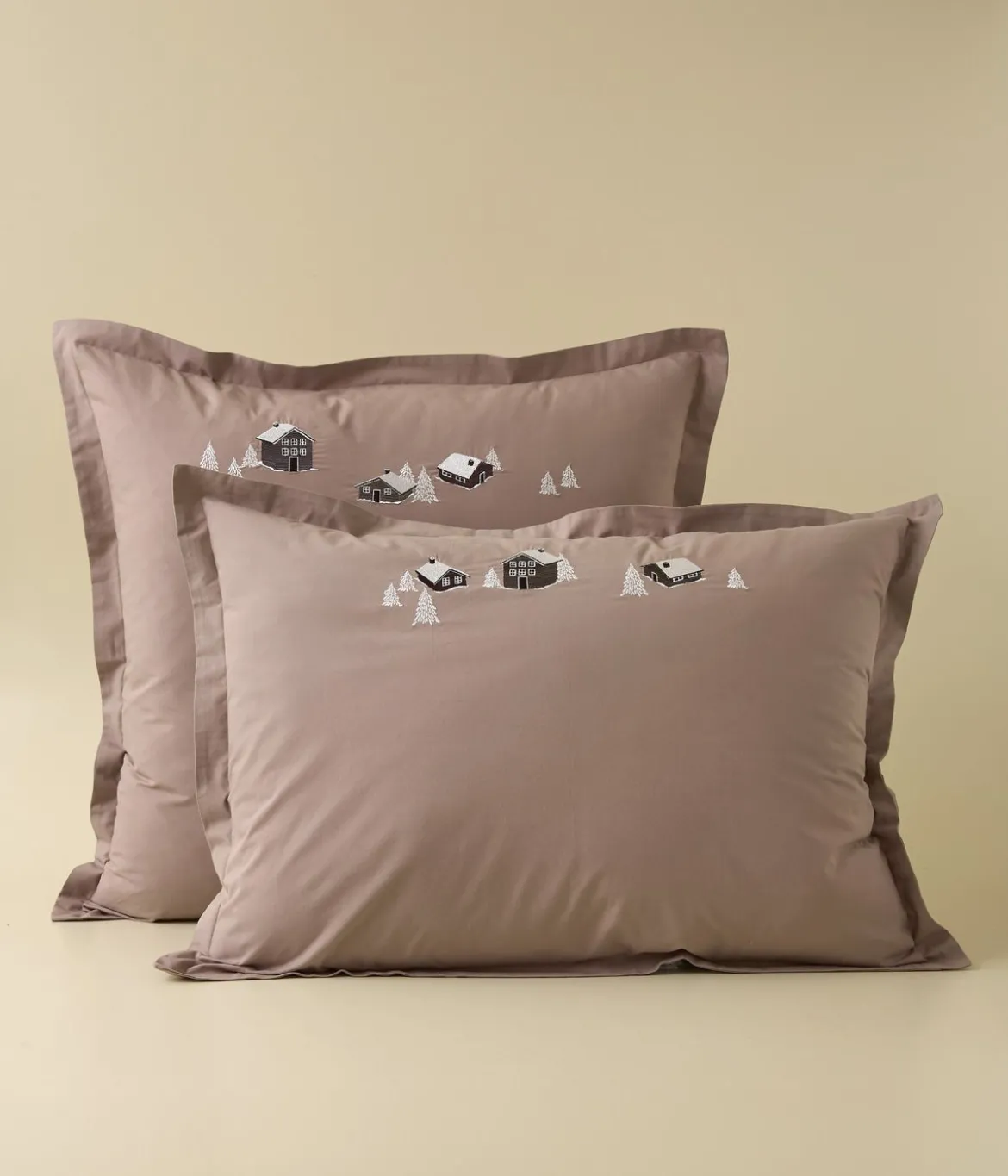 Taie d'oreiller brodée Au coeur de la vallée taupe