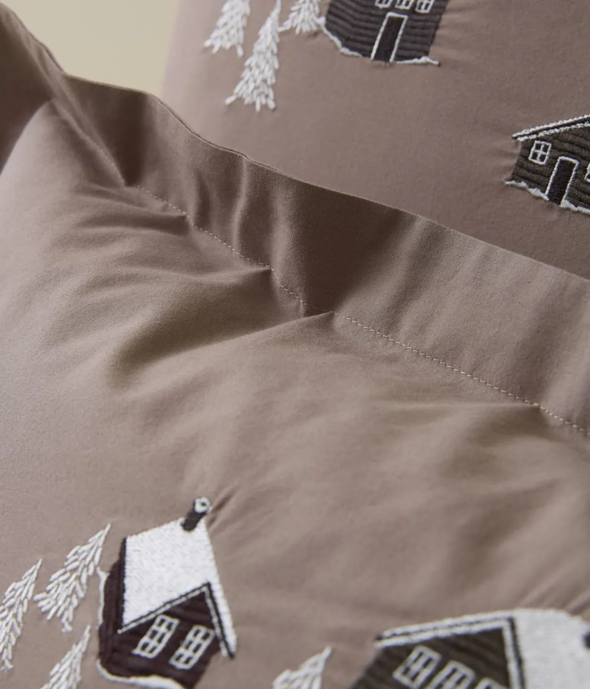 Taie d'oreiller brodée Au coeur de la vallée taupe